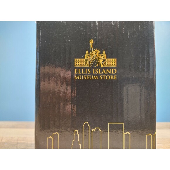 Glass Waterball Snow Globe of New York SkyLine BRAND NEW - Picture 3 of 7